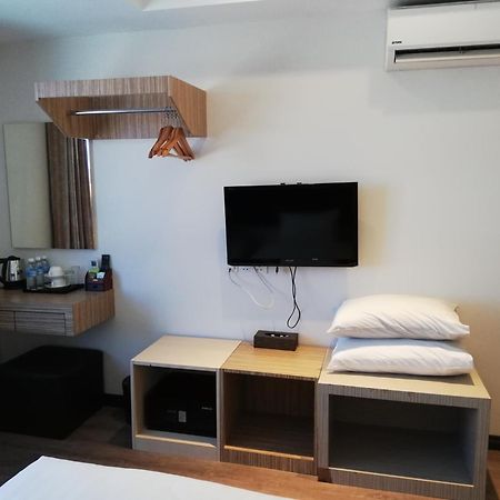 Ease Hotel Kota Kinabalu Exteriör bild
