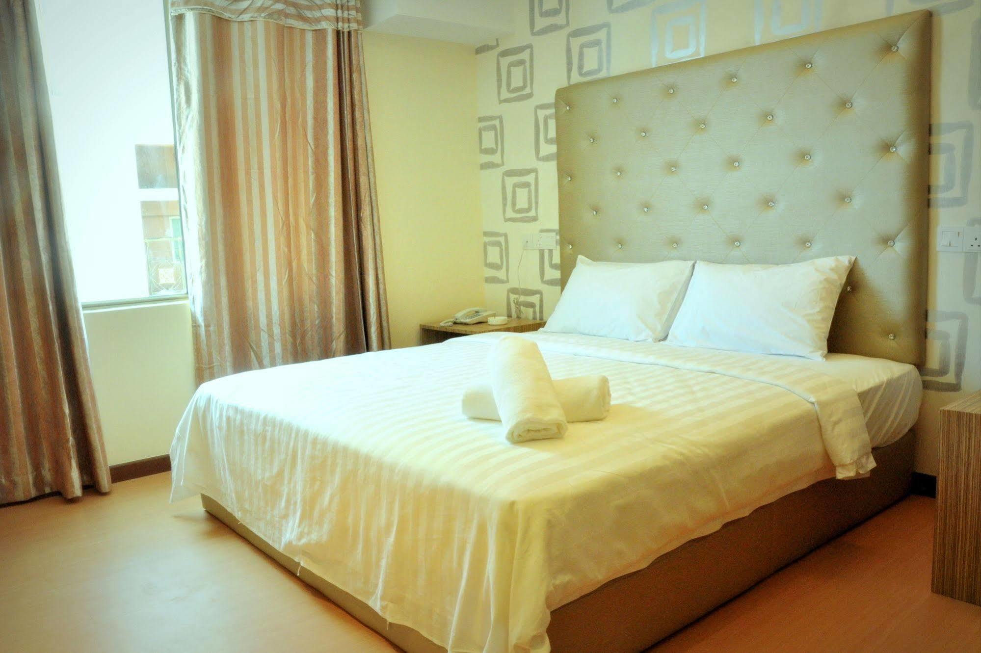 Ease Hotel Kota Kinabalu Exteriör bild