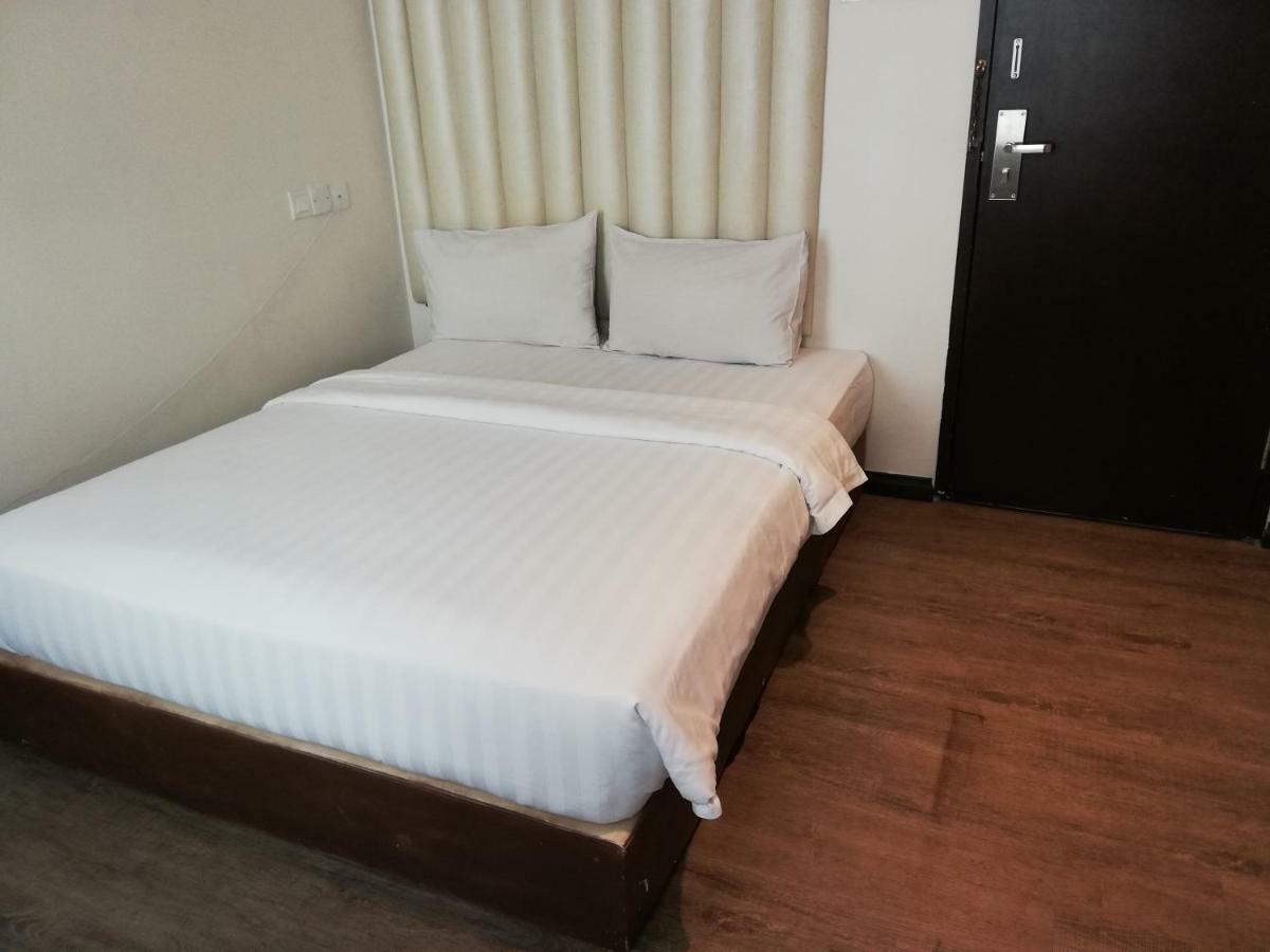 Ease Hotel Kota Kinabalu Exteriör bild